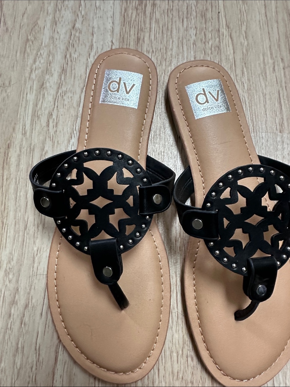 DV by Dolce Vita Black Cutout Medallion Thong Sandals - Picture 2 of 8